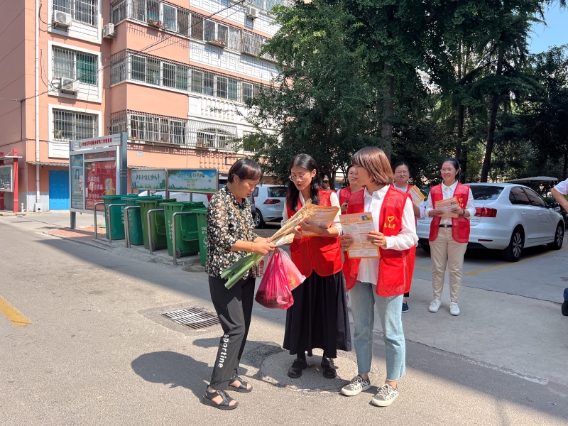 市住房保障和房地产发展事务中心开展“住宅专项维修资金政策宣传进社区”志愿服务活动2.jpg