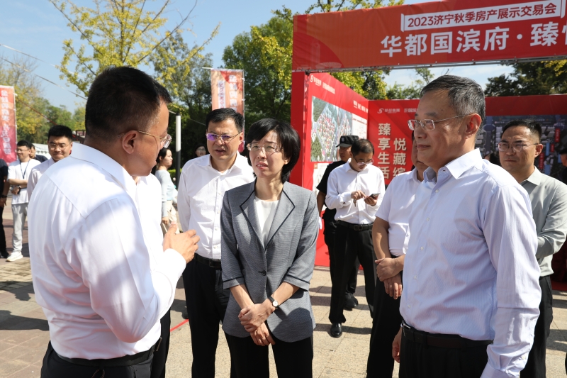 宫晓芳副市长查看房展会展位.jpg